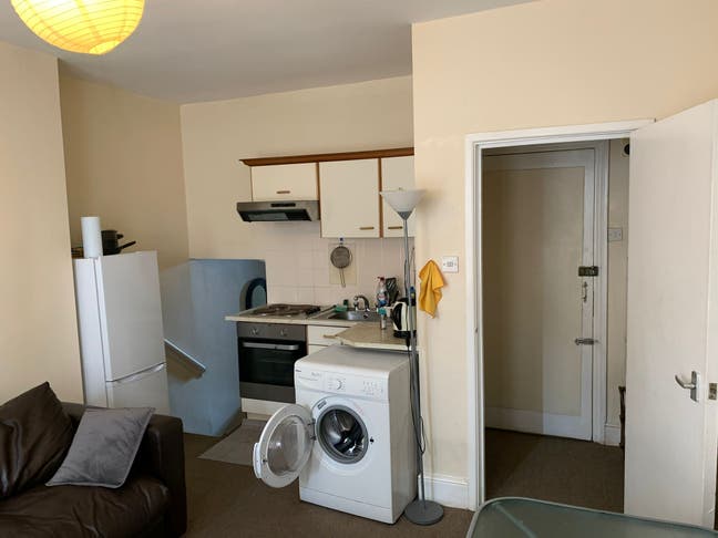 1 Bed Flat, Farnham Road Guildford, GU2 Main Photo