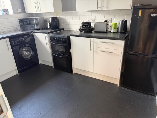 Spacious Double Rooms Available in Newly Refresheo Main Photo
