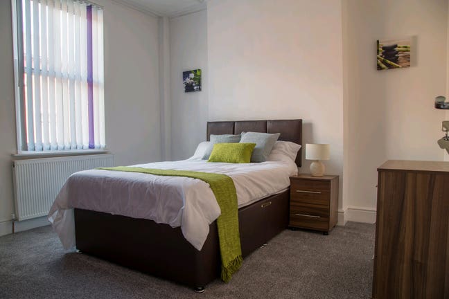 *NEW* Stunning Room in the Heart of Leigh Main Photo