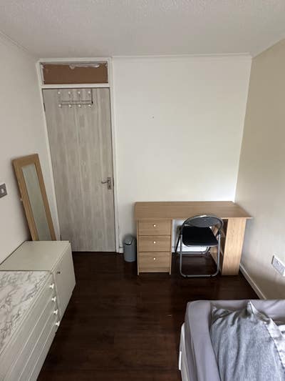 A small room is available to rent in a house share Main Photo