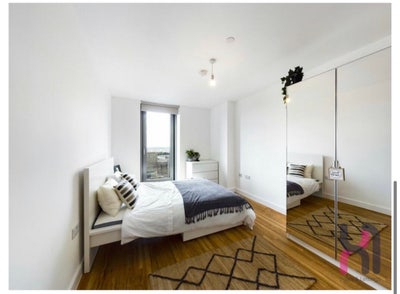 Modern double room & En-suite in great location  Main Photo