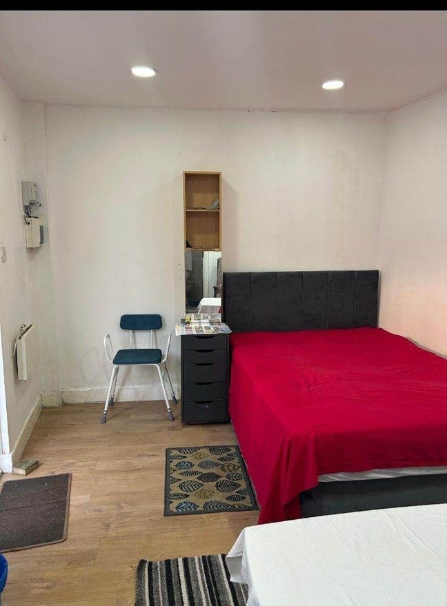2 En-Suite Rooms Available – SM6 7HF Main Photo