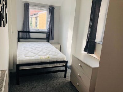  Lovely En Suite Rooms in Popular Location  Main Photo