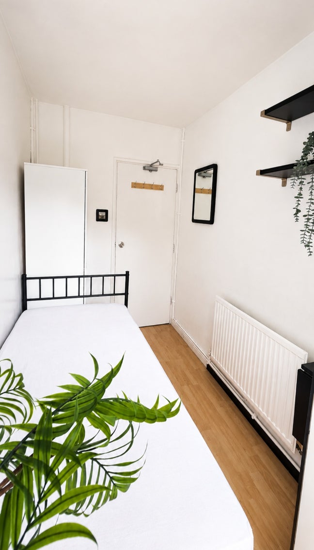 Single Room + Garden ! - Canary Wharf- Av. Now Main Photo