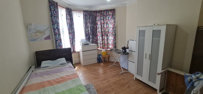 Double room to rent at prime location Main Photo