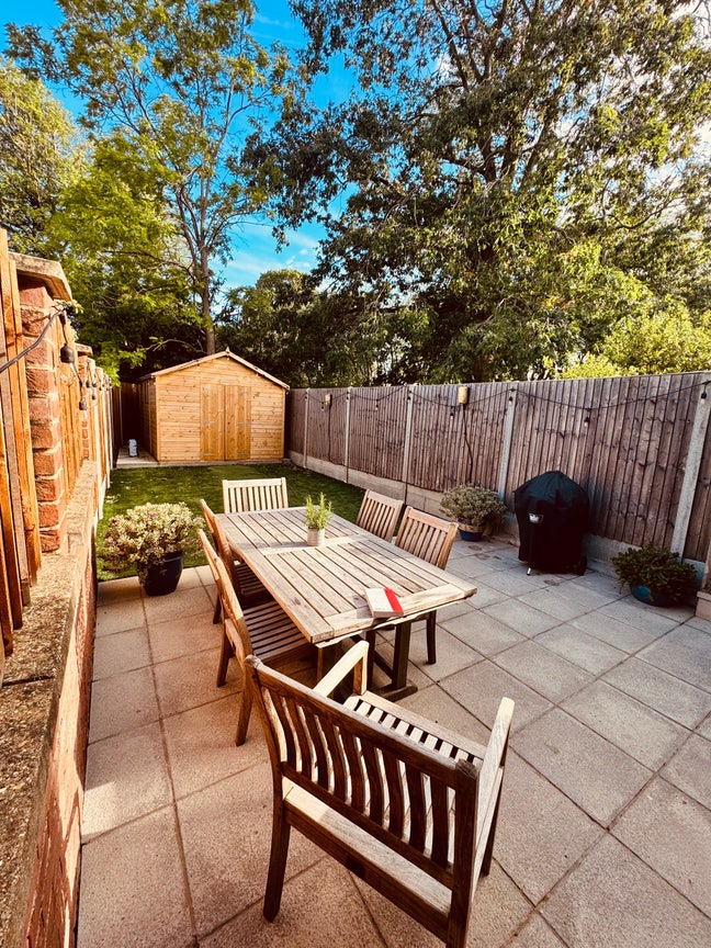 **Bedroom & Private Living Room in Two Bed House** Main Photo