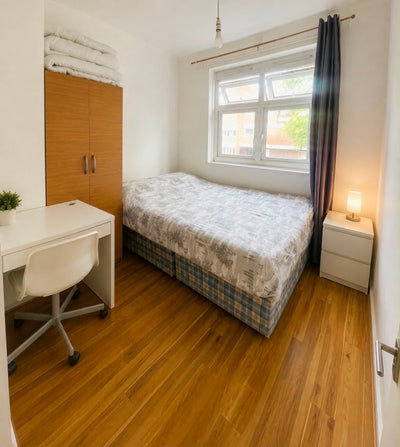 Beautiful Double Room outside *Kennington Station* Main Photo