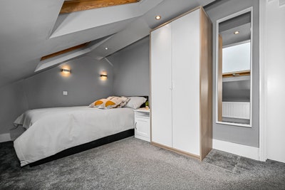Stunning Double Room in Beautiful All-Female Home! Main Photo
