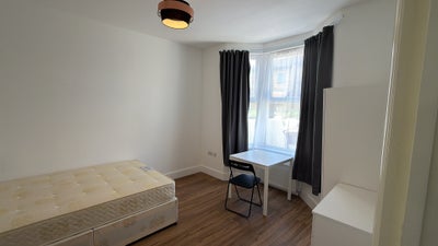  1 x En-suite room an 3 x Double  4x Single Room Main Photo