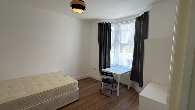  1 x En-suite room an 3 x Double  4x Single Room Main Photo