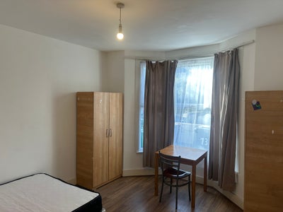  1 x En-suite room an 3 x Double  4x Single Room Main Photo