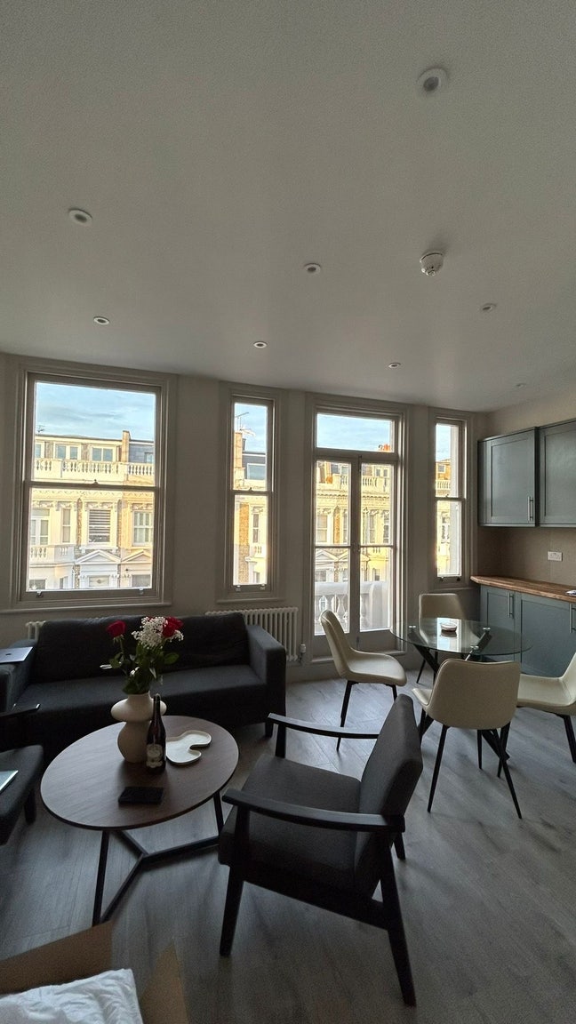 Room available in spacious, bright West Ken flat☀️ Main Photo