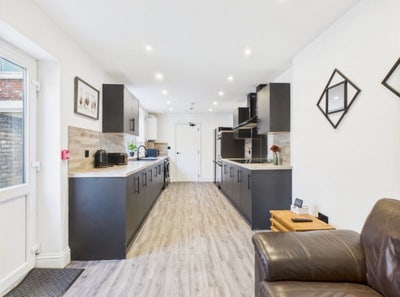 Large Ensuite Room Main Photo