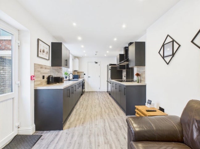 Large Ensuite Room Main Photo