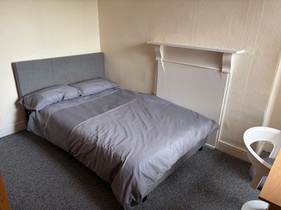 1 All-inclusive Double Room near Swansea centre Main Photo