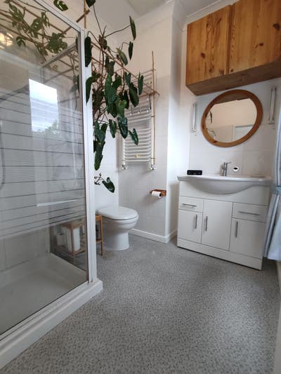 Sunny En-Suite for Female 30+ in NW5 - Roof Garden Main Photo