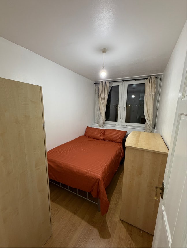 1 bedroom semi double available e14🏡🔐 Main Photo