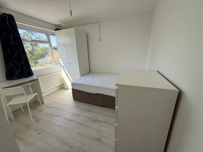 Bright Double En-suite Room - Single Occupancy  Main Photo