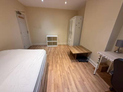 Modern En-Suite & Double Rooms Main Photo