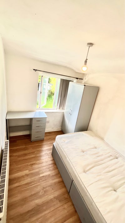 Single room available  Main Photo