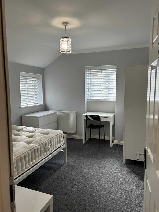 *Double & Single Furnished Rooms* Main Photo