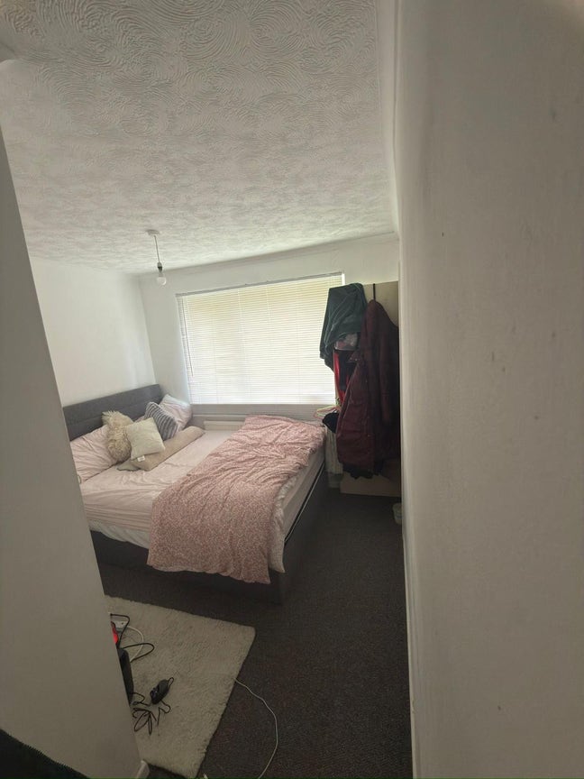 A beautiful furnished double  room located in OL9  Main Photo