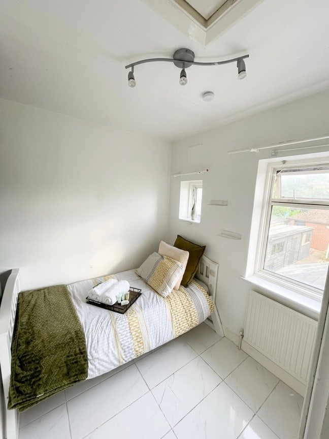  Bright and Cozy Single Room – 🚆20 Mins to London Main Photo