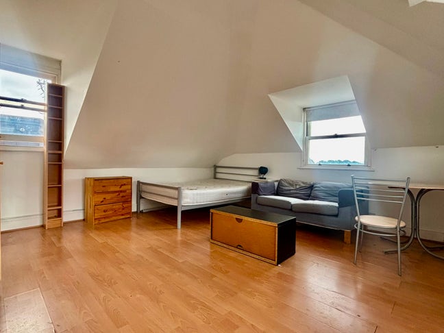 Lovely Bright Bedsit Swiss Cottage Main Photo
