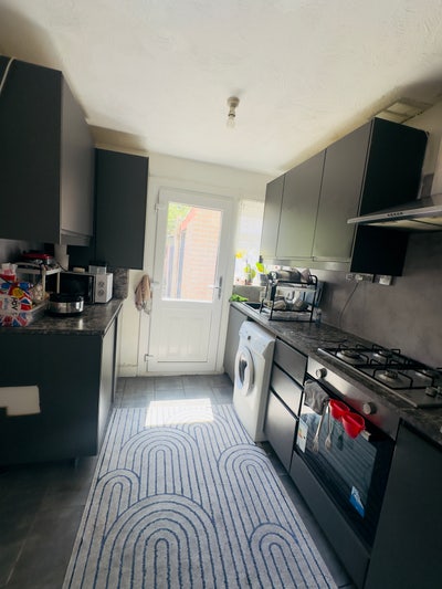 1 double & 1 single room available to move in asap Main Photo