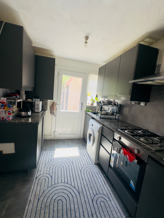 1 double & 1 single room available to move in asap Main Photo