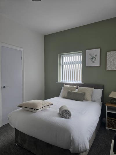 Double room in renovated house share Main Photo