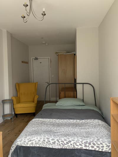 5 min walk/Hanger Lane, double room  Main Photo