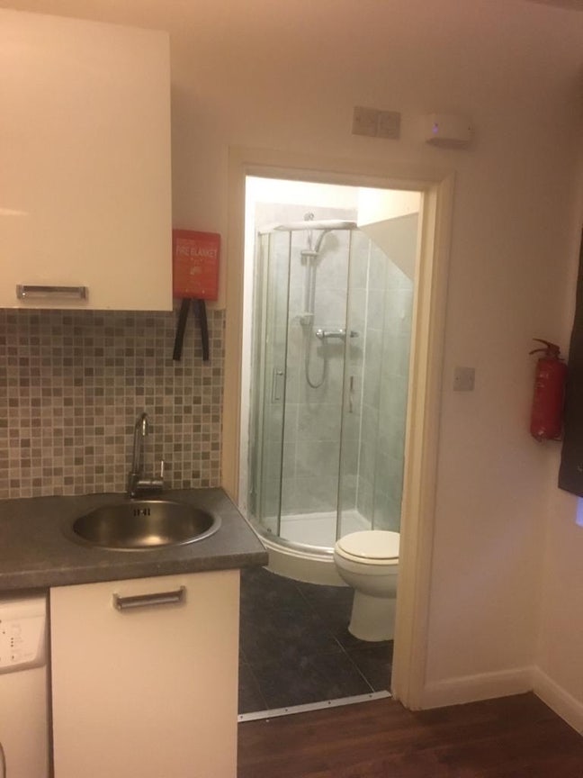 Self contained studio in the heart of Croydon.  Main Photo