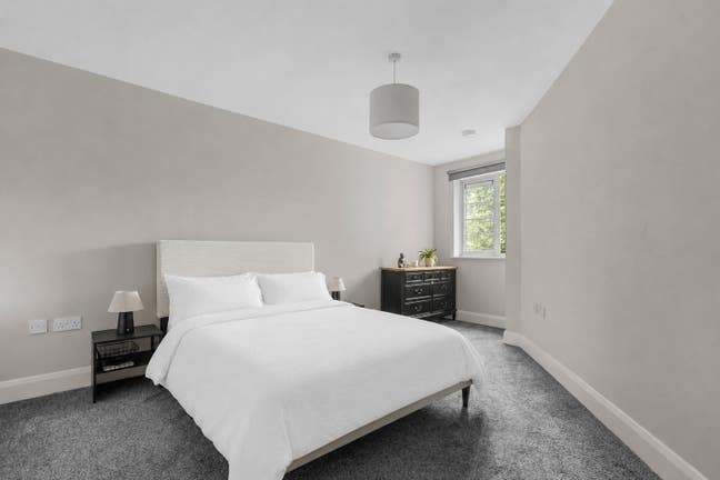 Large Double Room in 2 Bed Flat – Bills Included Main Photo