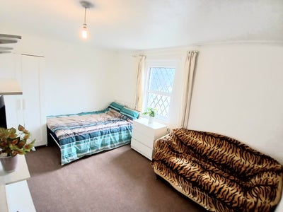 En-suite furnished Double Room Langley Slough Main Photo