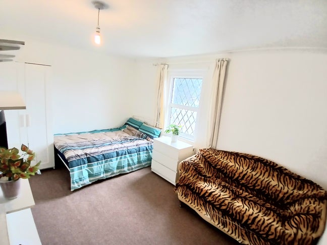 En-suite furnished Double Room Langley Slough Main Photo