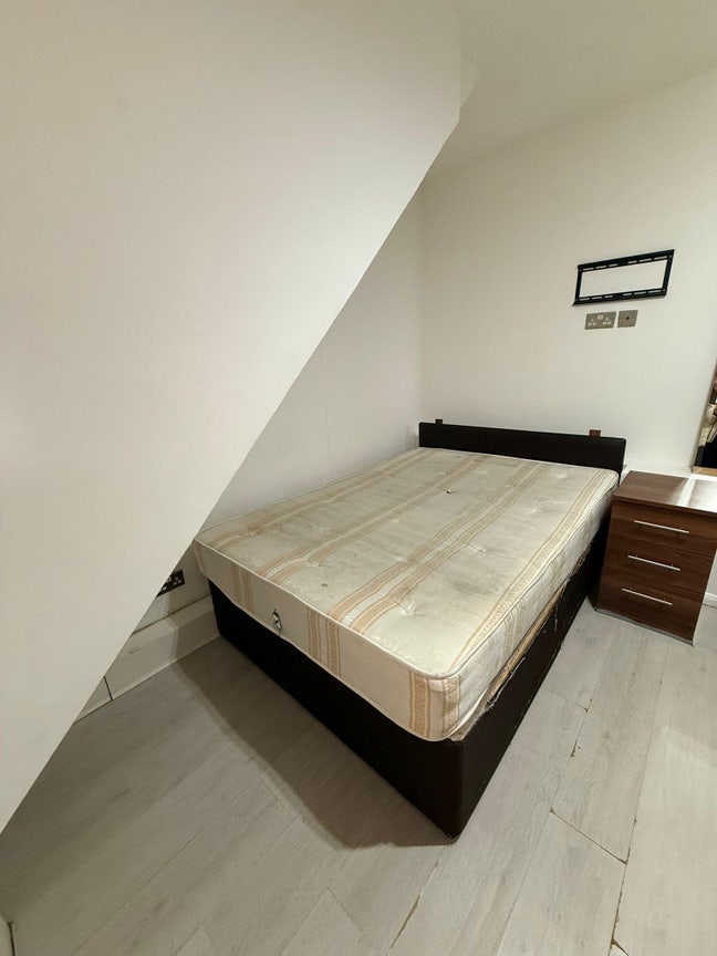 3 Beautiful Rooms in Putney (All Bills Included) Main Photo