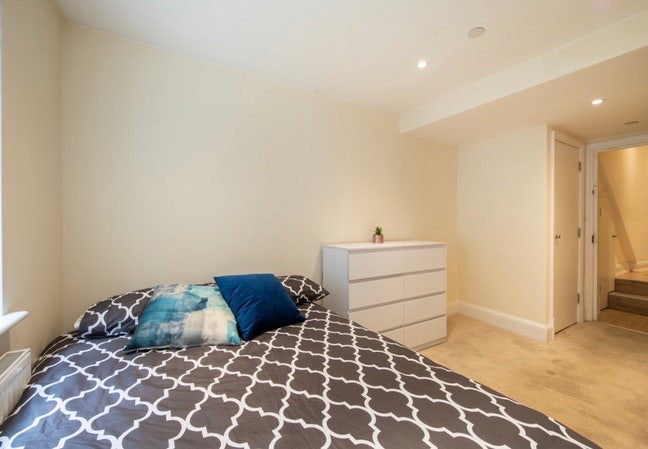 Room in Central Pimlico 🔥 |3 Bed Flat with Patio Main Photo