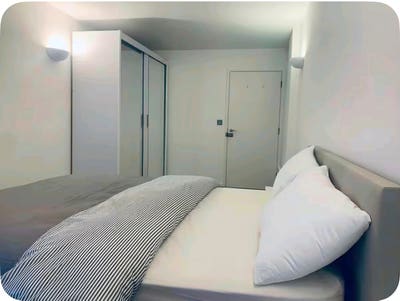 King size room - large flat - 4min Custom House  Main Photo