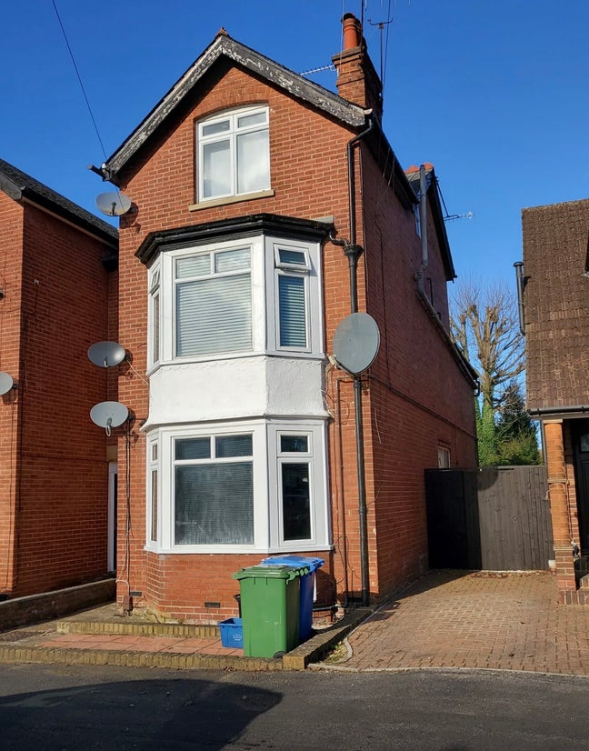 Large Dbl Rm-Prof Hse-Peaceful Loc-Ample Parking- Main Photo