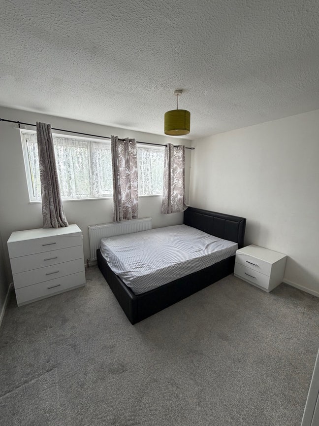 Large Double En-Suite Room Available Main Photo