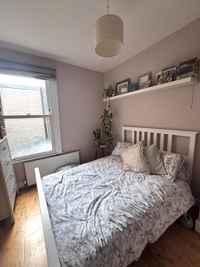 Double room available - 2 bedroom flat with garden Main Photo