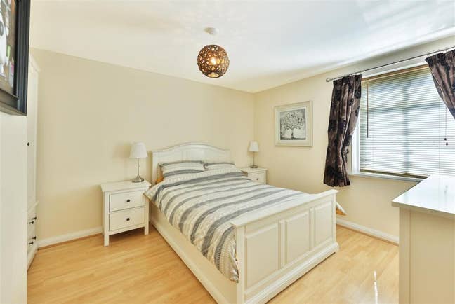 Double Room and Bathroom in 2 Bed Flat Main Photo