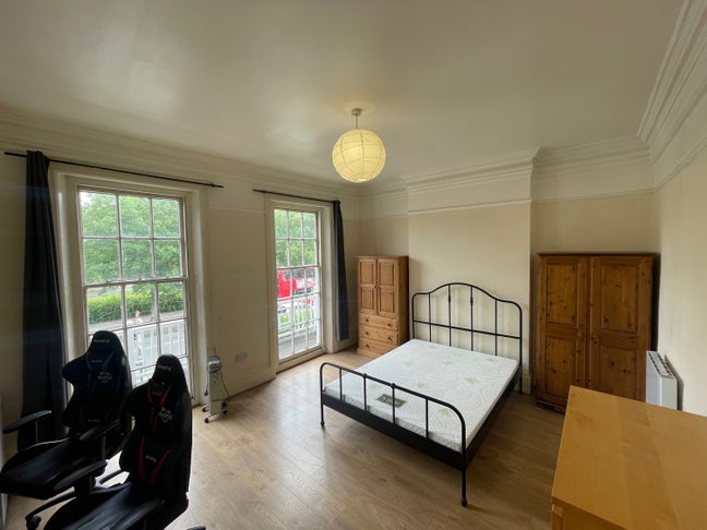 3 Rooms available, sharing same bathroom  Main Photo