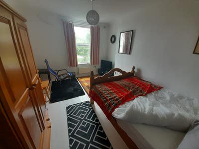 Large Double Bed Rear Facing in quiet street . Main Photo