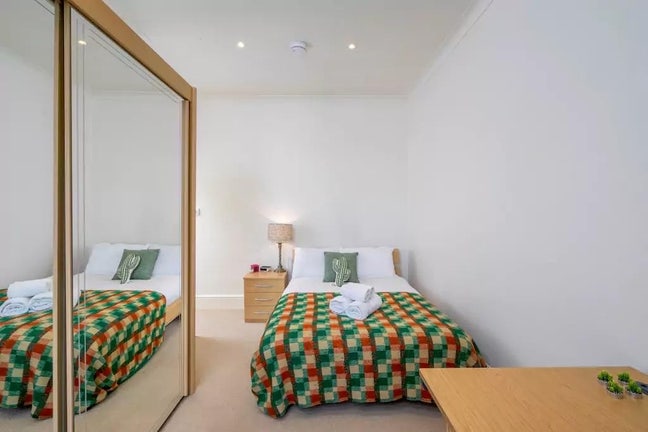 Double Bedroom in Chelsea  Main Photo