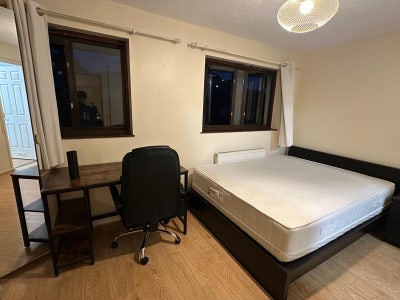 En-suite Double Room in Stunning 3-Storey Wapping Main Photo