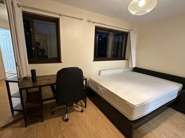 En-suite Double Room in Stunning 3-Storey Wapping Main Photo