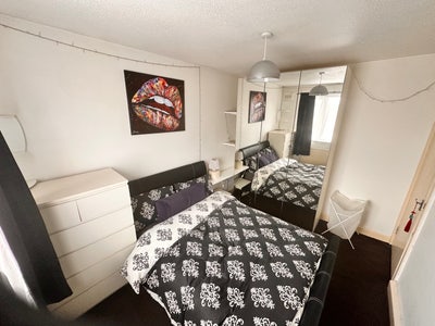 Close to BBC, Flat, Private Car Park, Gardens, Gym Main Photo