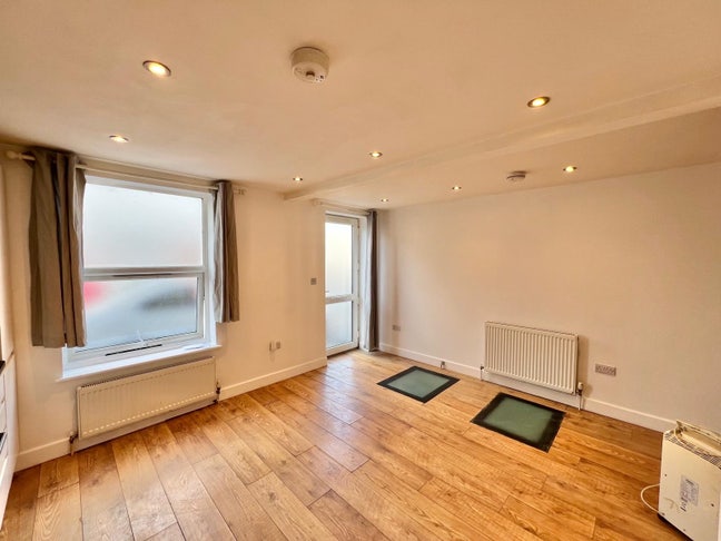 Ground floor flat Nr the seafront Main Photo